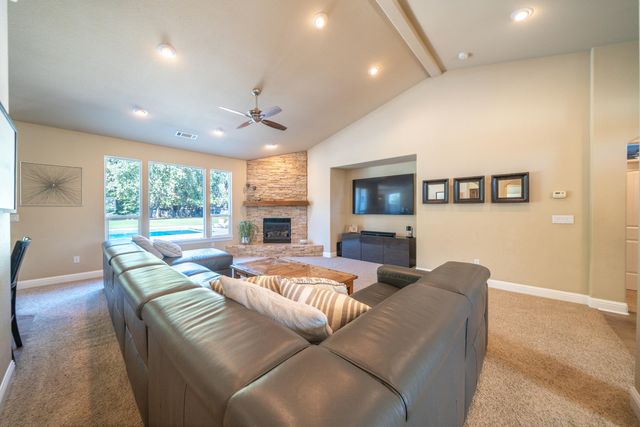 3200 Miramar Way, Redding, CA 96001