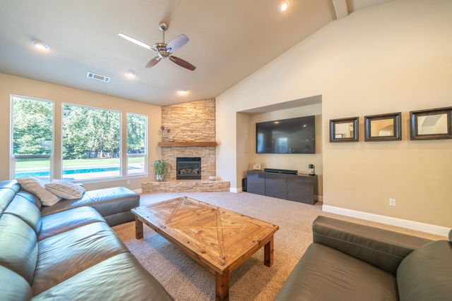 3200 Miramar Way, Redding, CA 96001