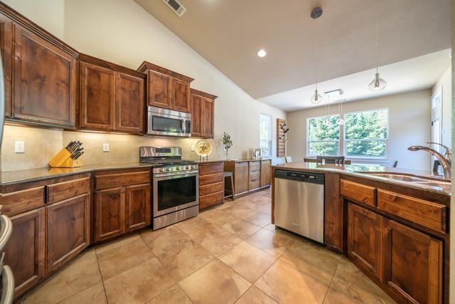 3200 Miramar Way, Redding, CA 96001