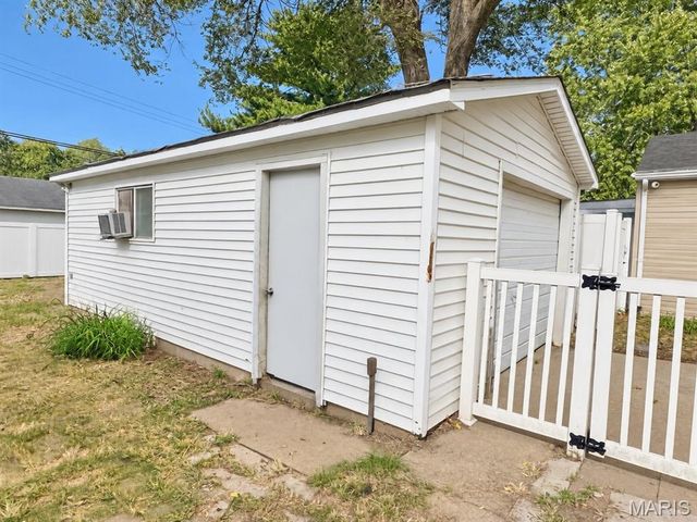 292 S 14th Street, Wood River, IL 62095