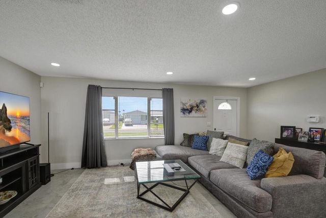 716 SW 18th Street, Boynton Beach, FL 33426