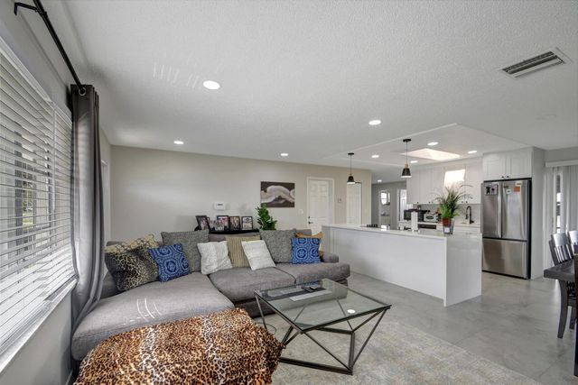 716 SW 18th Street, Boynton Beach, FL 33426