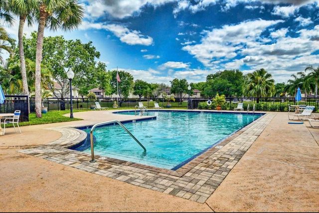 40 Essex Court A, Royal Palm Beach, FL 33411