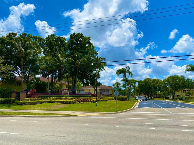 40 Essex Court A, Royal Palm Beach, FL 33411