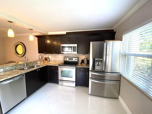 40 Essex Court A, Royal Palm Beach, FL 33411