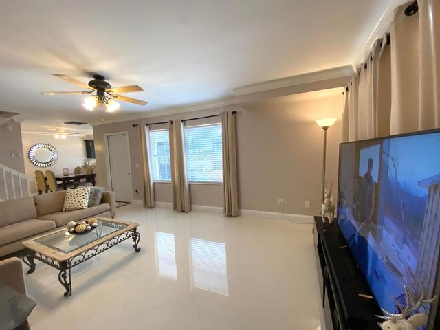 40 Essex Court A, Royal Palm Beach, FL 33411