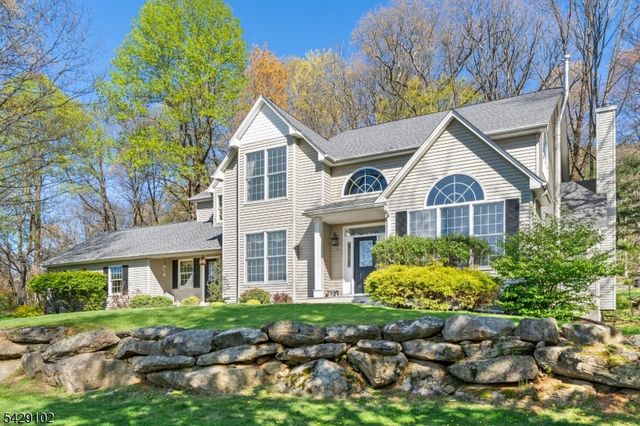 16 Yorkshire Dr, Washington Twp., NJ 07840