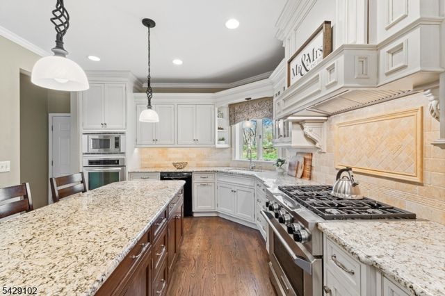 16 Yorkshire Dr, Washington Twp., NJ 07840