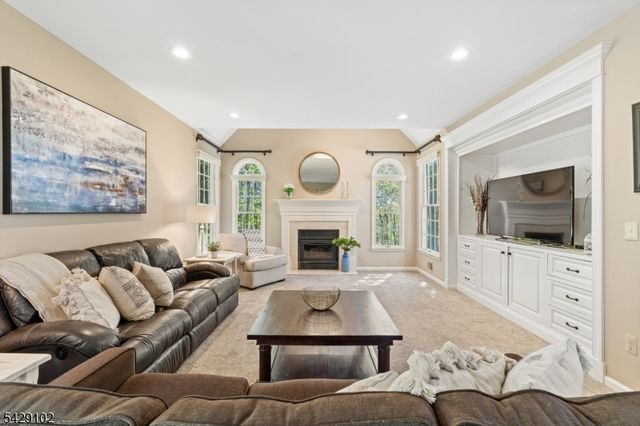 16 Yorkshire Dr, Washington Twp., NJ 07840