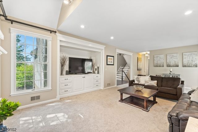 16 Yorkshire Dr, Washington Twp., NJ 07840