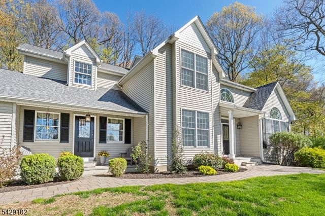 16 Yorkshire Dr, Washington Twp., NJ 07840