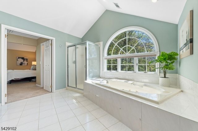 16 Yorkshire Dr, Washington Twp., NJ 07840