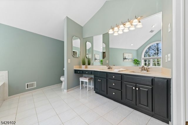 16 Yorkshire Dr, Washington Twp., NJ 07840