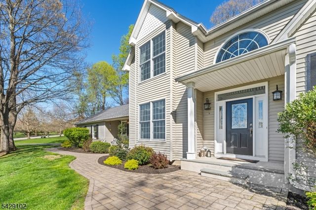 16 Yorkshire Dr, Washington Twp., NJ 07840