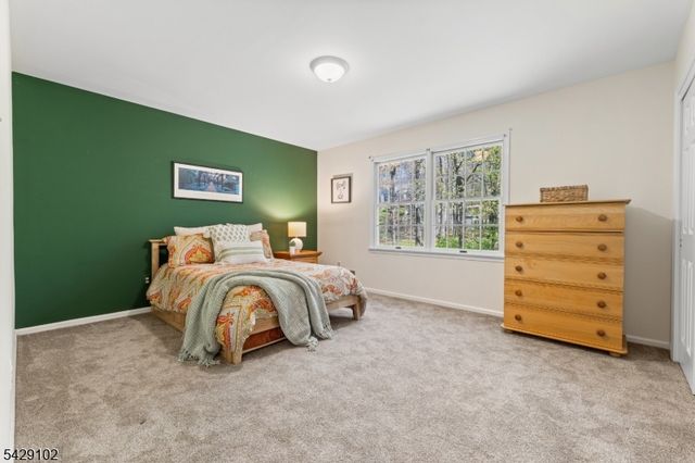 16 Yorkshire Dr, Washington Twp., NJ 07840