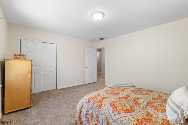 16 Yorkshire Dr, Washington Twp., NJ 07840