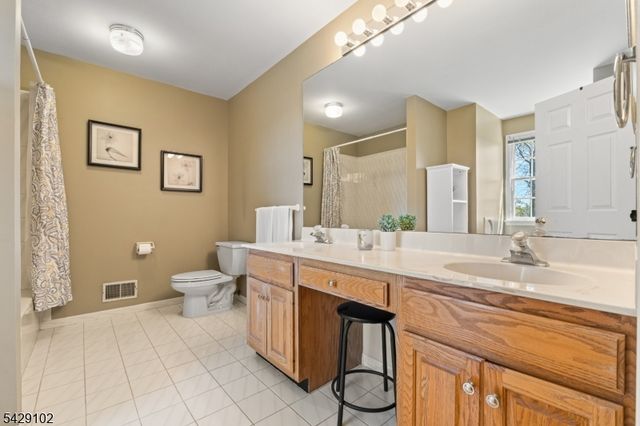 16 Yorkshire Dr, Washington Twp., NJ 07840