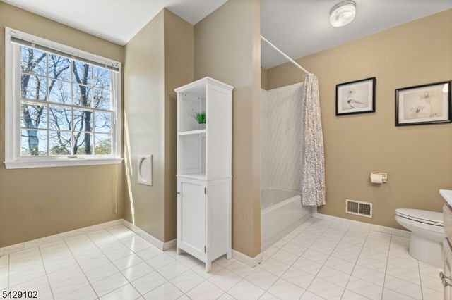 16 Yorkshire Dr, Washington Twp., NJ 07840