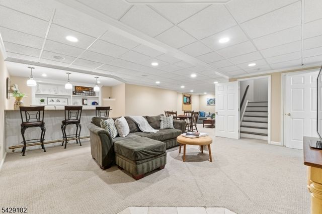 16 Yorkshire Dr, Washington Twp., NJ 07840