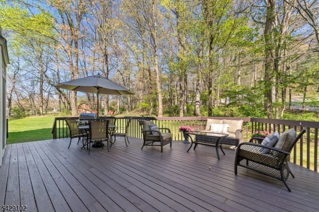 16 Yorkshire Dr, Washington Twp., NJ 07840