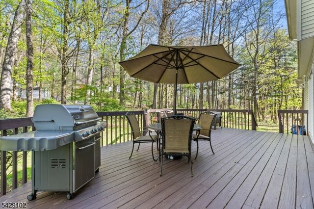 16 Yorkshire Dr, Washington Twp., NJ 07840