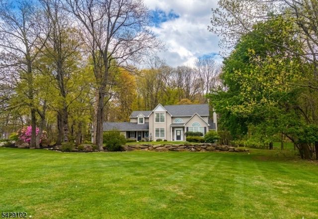 16 Yorkshire Dr, Washington Twp., NJ 07840