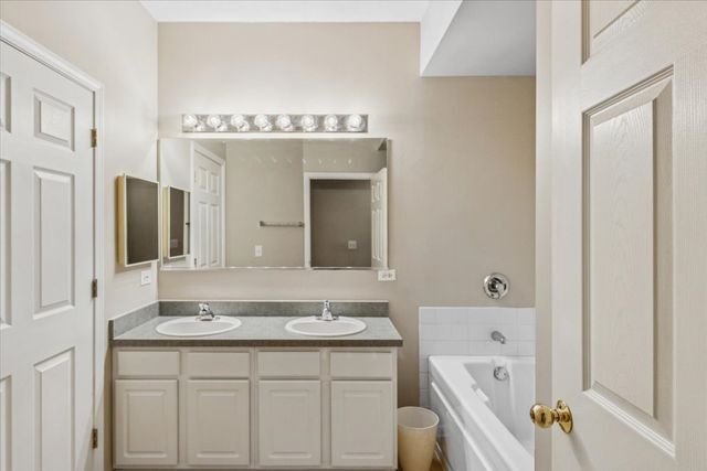 3100 Town Square Drive 308, Rolling Meadows, IL 60008