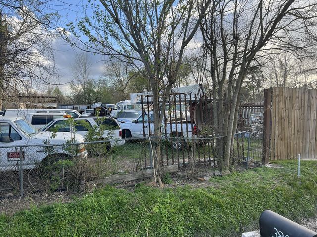 380 Airway Drive, Houston, TX 77037