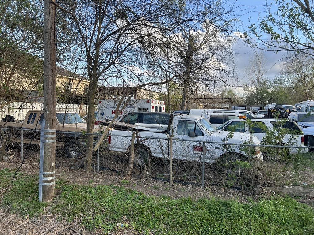 380 Airway Drive, Houston, TX 77037