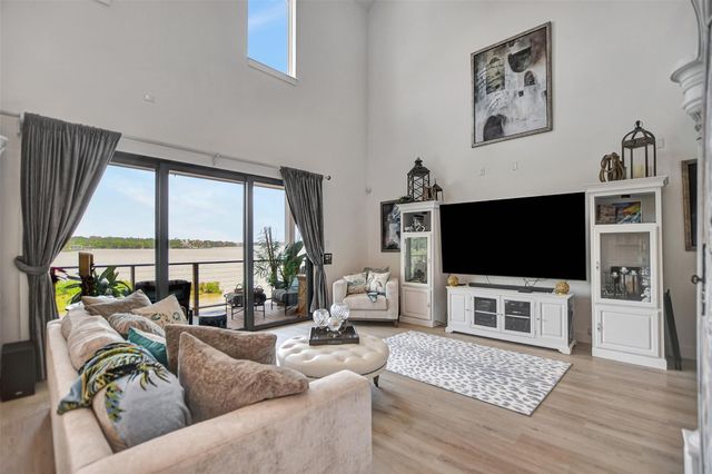 25 Cmdr Runco Lane, Taylor Lake Village, TX 77586