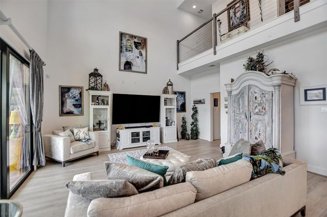 25 Cmdr Runco Lane, Taylor Lake Village, TX 77586