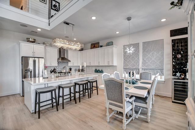 25 Cmdr Runco Lane, Taylor Lake Village, TX 77586