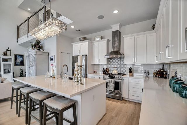 25 Cmdr Runco Lane, Taylor Lake Village, TX 77586