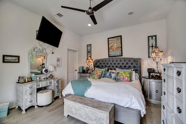 25 Cmdr Runco Lane, Taylor Lake Village, TX 77586