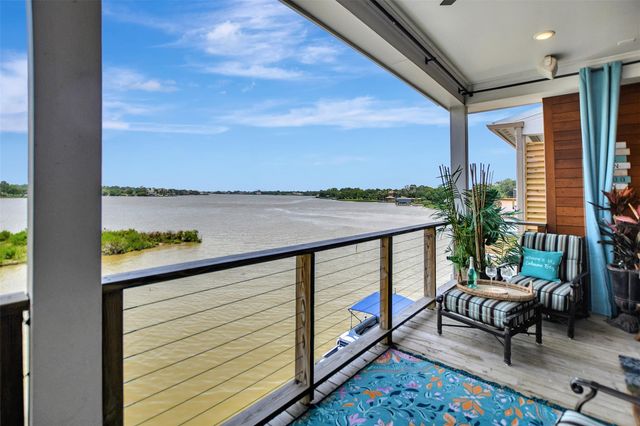 25 Cmdr Runco Lane, Taylor Lake Village, TX 77586