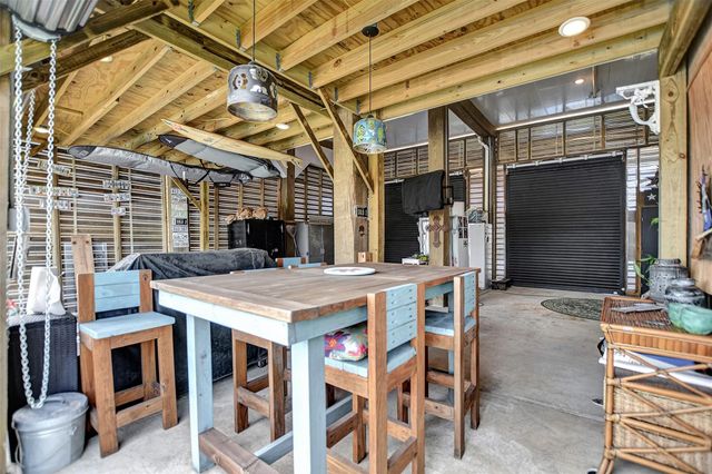 25 Cmdr Runco Lane, Taylor Lake Village, TX 77586