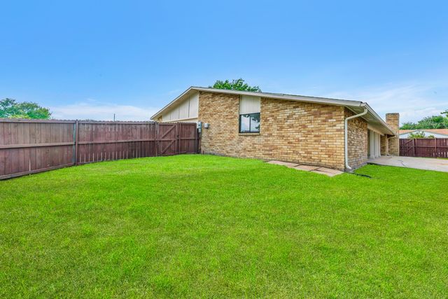 7618 Christie Lane, Dallas, TX 75249