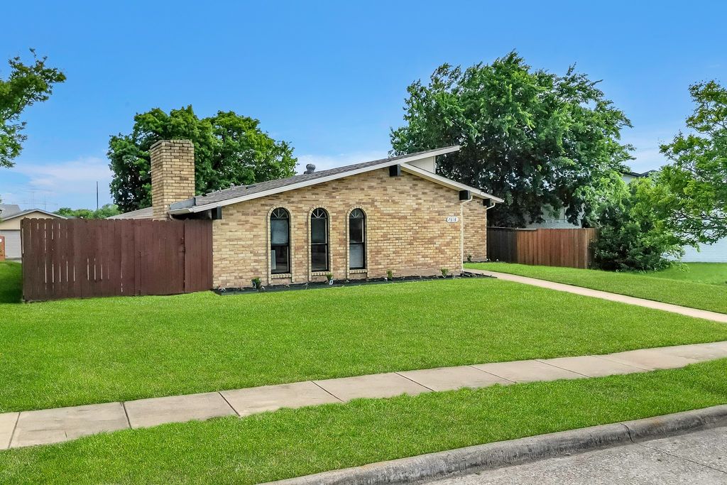 7618 Christie Lane, Dallas, TX 75249