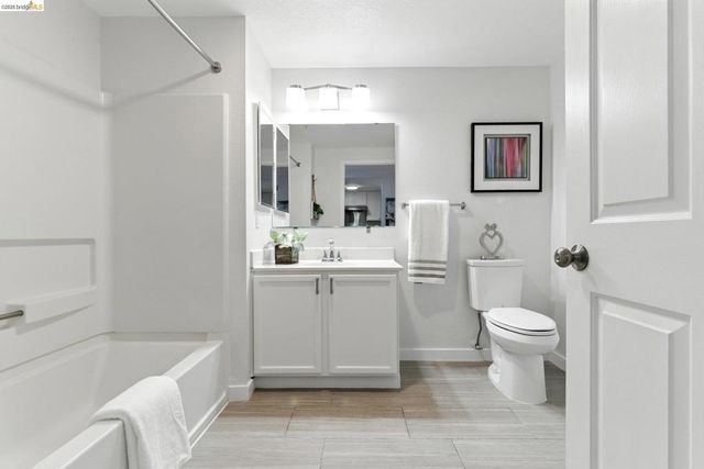 555 10th Street 201, Oakland, CA 94607