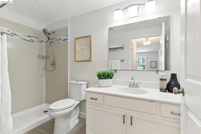 555 10th Street 201, Oakland, CA 94607