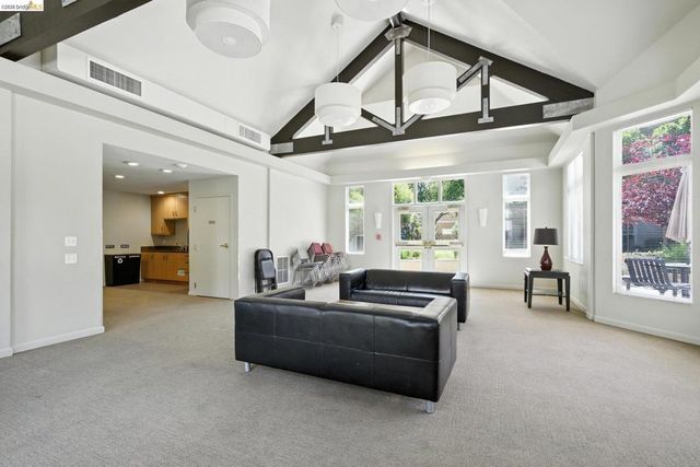 555 10th Street 201, Oakland, CA 94607