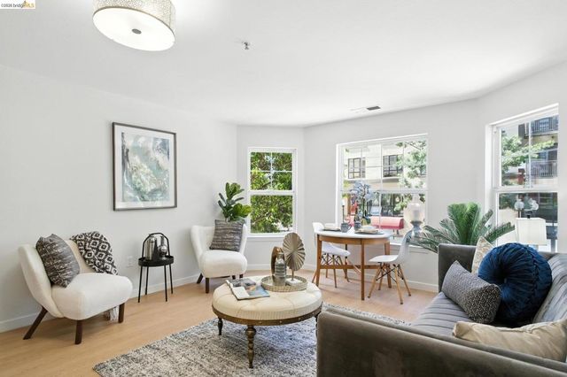 555 10th Street 201, Oakland, CA 94607