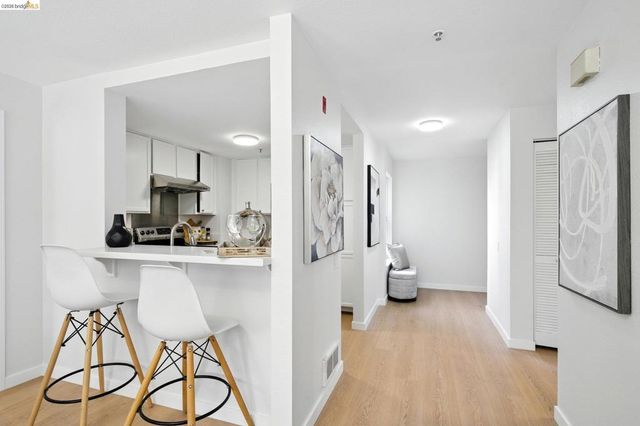 555 10th Street 201, Oakland, CA 94607