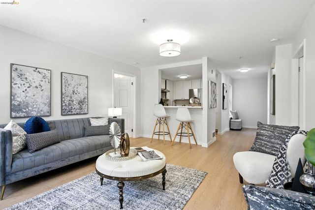 555 10th Street 201, Oakland, CA 94607