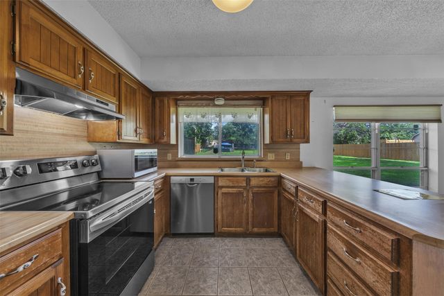 205 Mountain View Drive, Azle, TX 76020