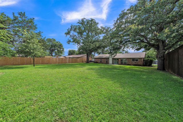 205 Mountain View Drive, Azle, TX 76020