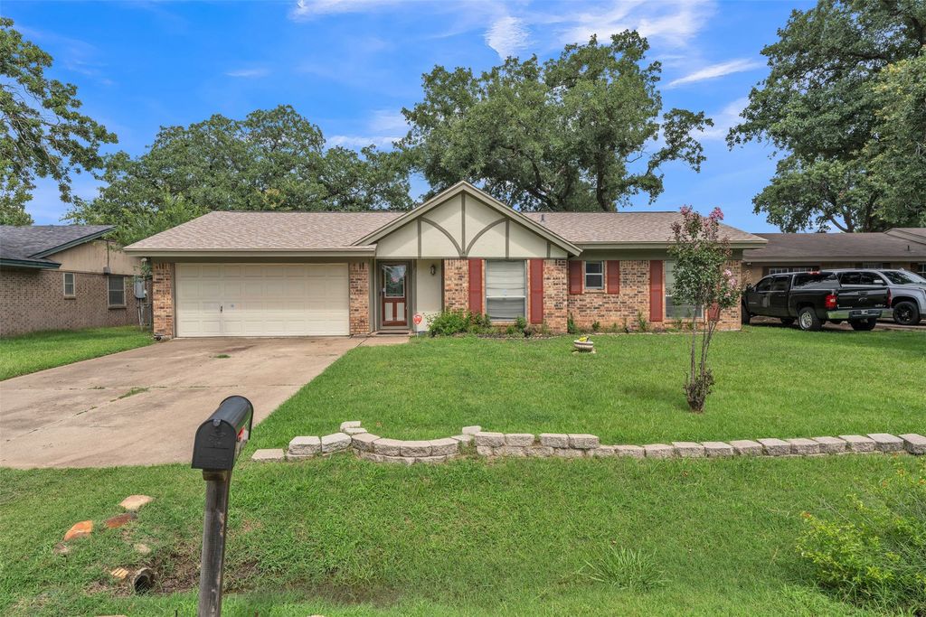 205 Mountain View Drive, Azle, TX 76020