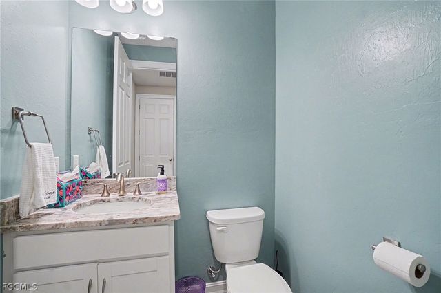 911 Stonewater Lake TER, Cape Coral, FL 33993