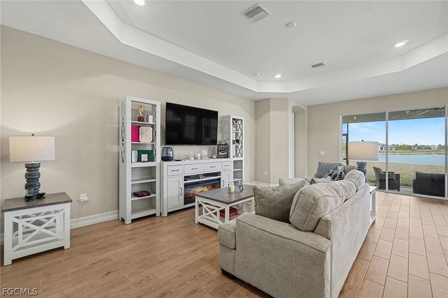 911 Stonewater Lake TER, Cape Coral, FL 33993