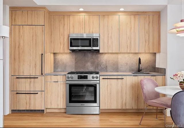 2416 Queens Plaza S 18B, Long Island City, NY 11101